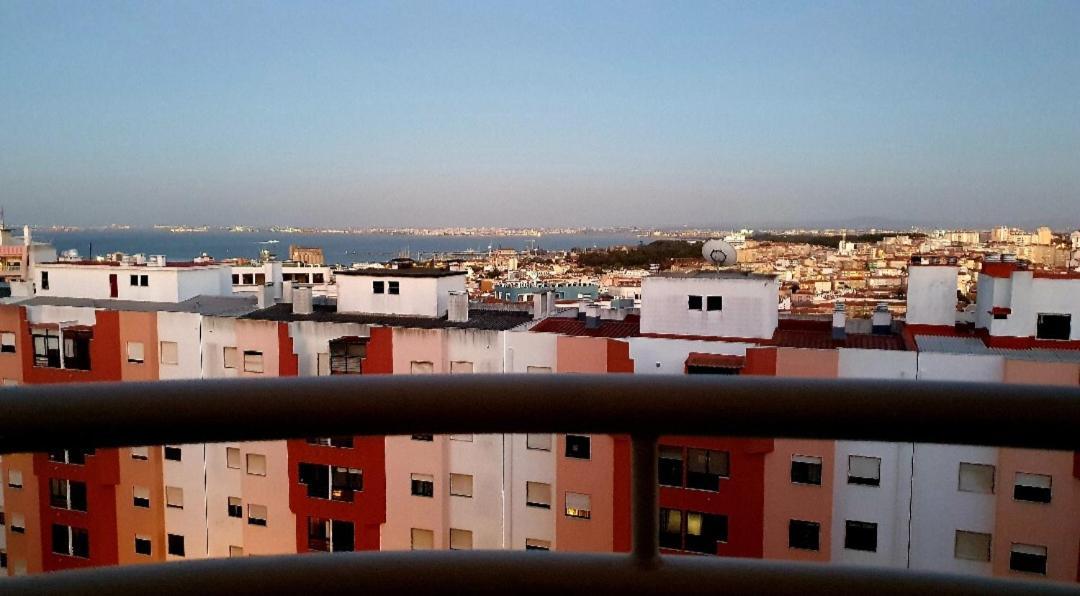 River View & Close To The Beach - Quarto Em Almada Zewnętrze zdjęcie